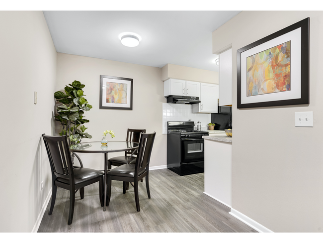 Dining Room | Apartments For Rent in Mount Prospect Illinois | The Element