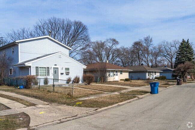 The streets are safe for walking in Dixmoor.