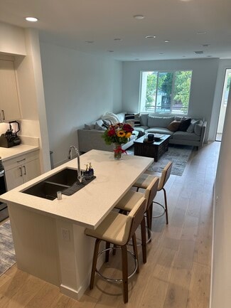 22 E Sunset St, Long Beach, CA 90805