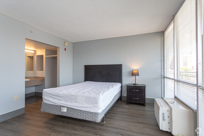 2BR, 2BA - 675 SF