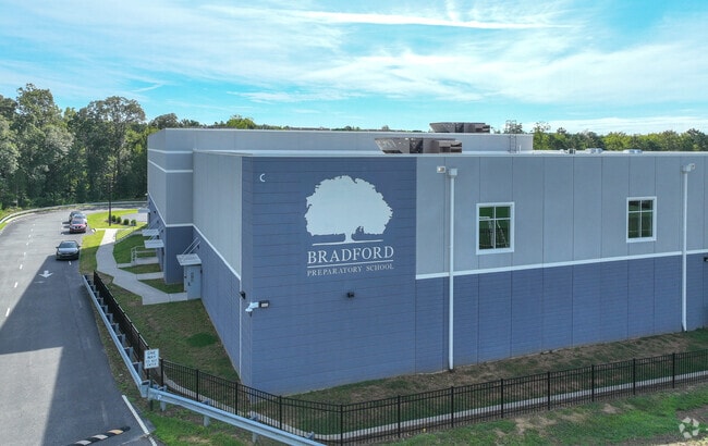 The logo of Bradford Preparatory School in Mallard Creek-Withrow Downs