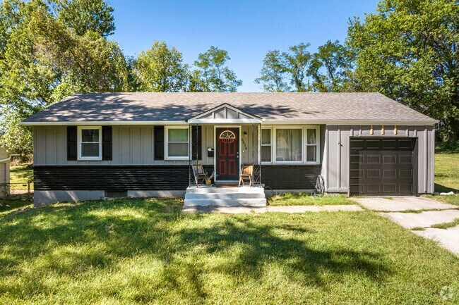 Single-car garage ranch homes are found in Oldham Farms.