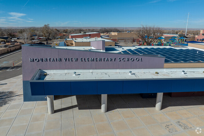 The front entrance of Mountain View Elementary School.