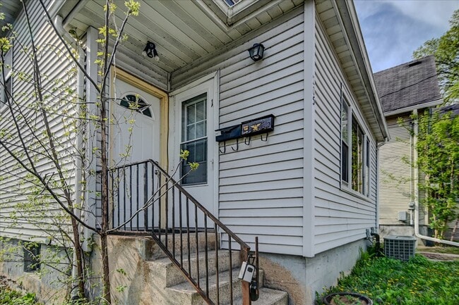 205 S Fair Oaks Ave unit 205 South Fair Oaks, Madison, WI 53704 - photo 3