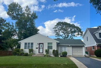 11 Elizabeth Ct, Lombard, IL 60148
