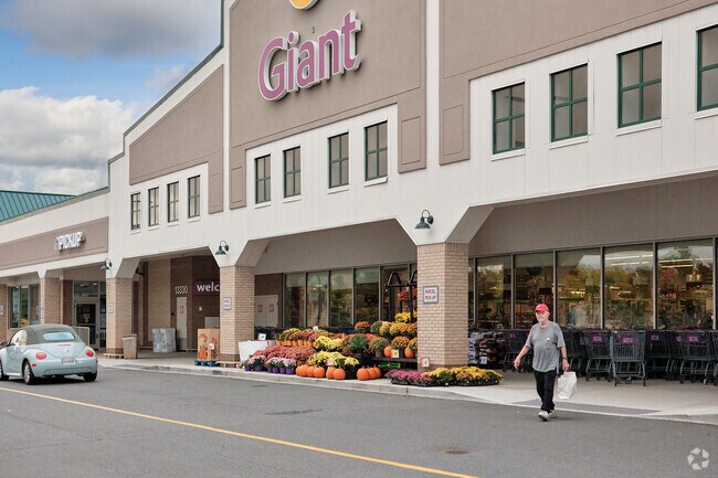 Oak Hill residents can shop at the local Giant.