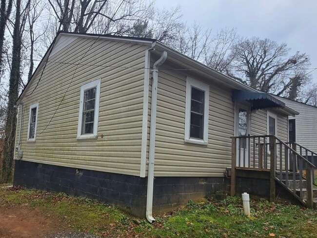 606 M St, North Wilkesboro, NC 28659 - photo 2