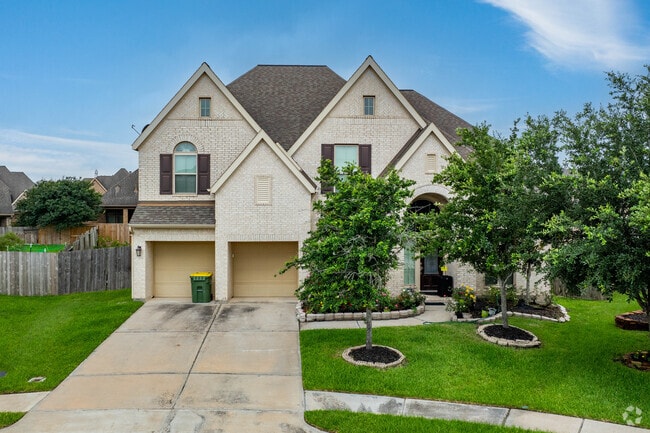 Some larger homes can be found in central Shadow Creek Ranch, with many being lakefront.