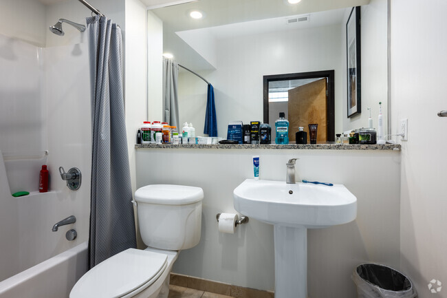 2BR, 2BA - 1097SF - Primary Bathroom