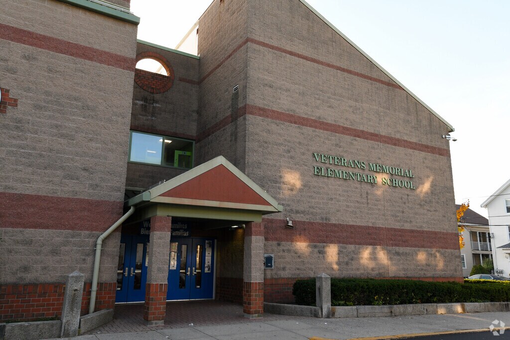 Veterans Memorial Elementary School provides education in the neighborhood of 
Central Falls.