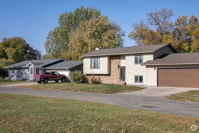 Older homes with attached garages are the common style of Pinewood.