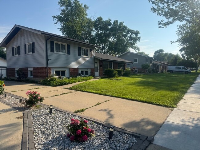 555 Baxter Ln unit Basement, Hoffman Estates, IL 60169 - photo 2