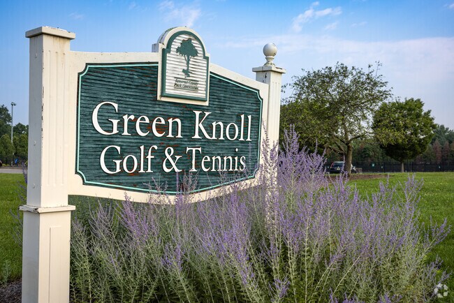 Green Knoll Golf & Tennis is one of two golf courses in Bridgewater's lush surroundings.