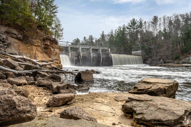 The Altoona Dam separates Altoona Lake and the Eau Claire River.