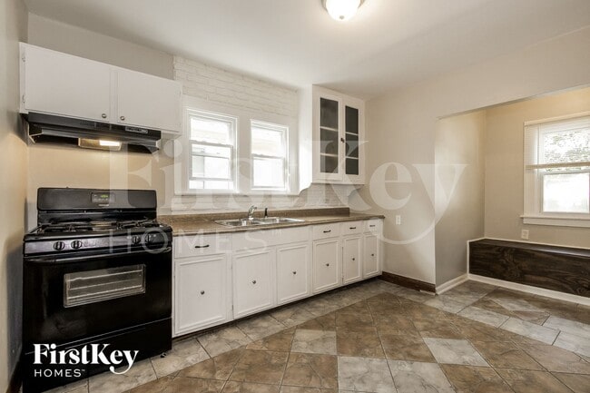 216 S Elmwood Ave, Waukegan, IL 60085 - photo 7