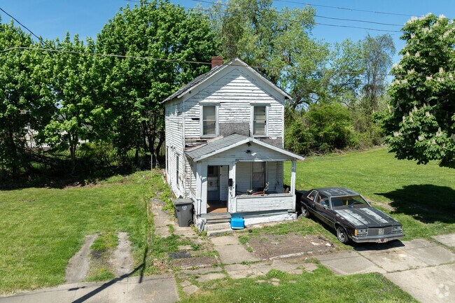 Homes in need of repair can be found throughout the Arlington neighborhood.
