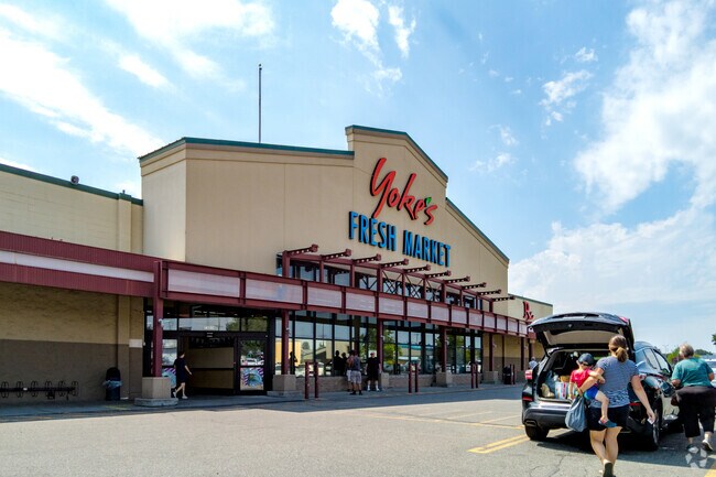 Yoke’s Fresh Market is a popular organic grocer in Greenacres.