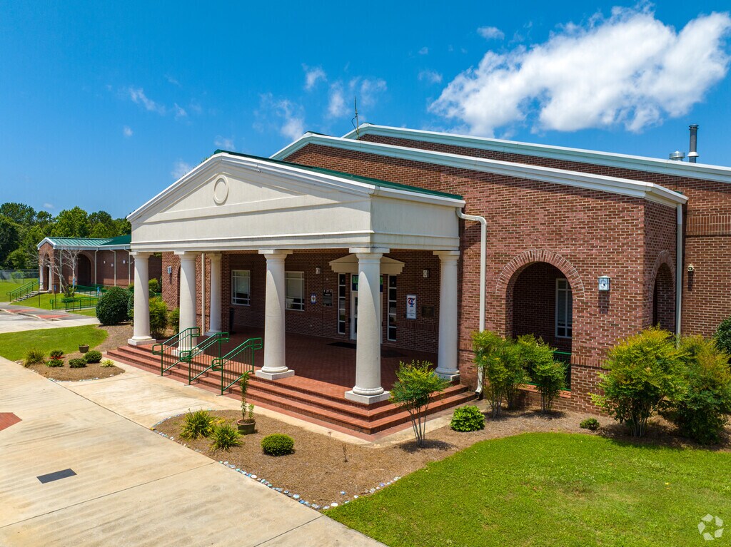 Glanton Elementary School has a student-teacher ratio of 11 to 1.