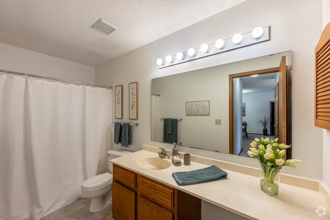 Surrey Gardens Apartments, Eagan, MN 55122 - photo 6
