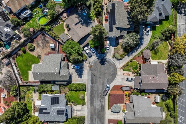 Cul-de-sacs help define the quite and friendly neighborhood feeling in Graystone.