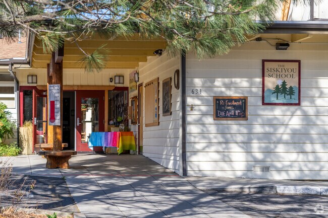 The Siskiyou School serves elementary and middle school students in Ashland, Oregon.