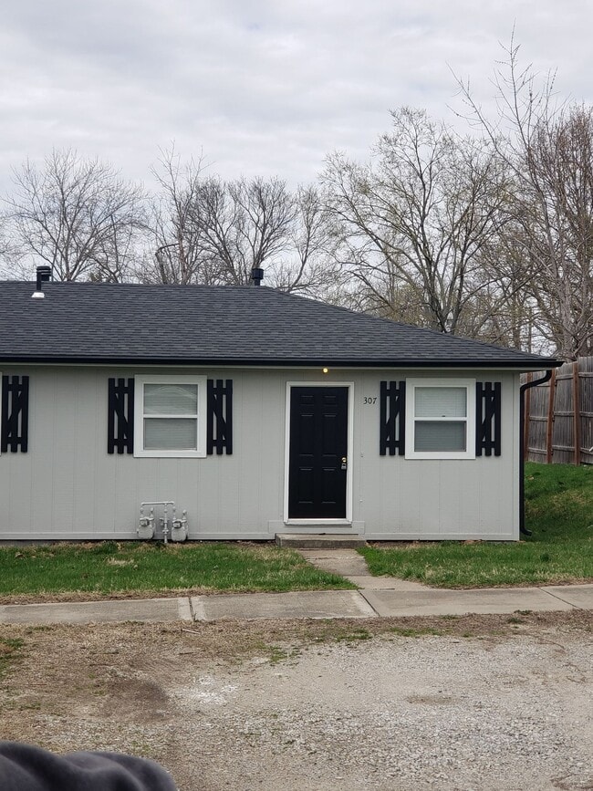 305 E 3rd St, Wellsville, KS 66092