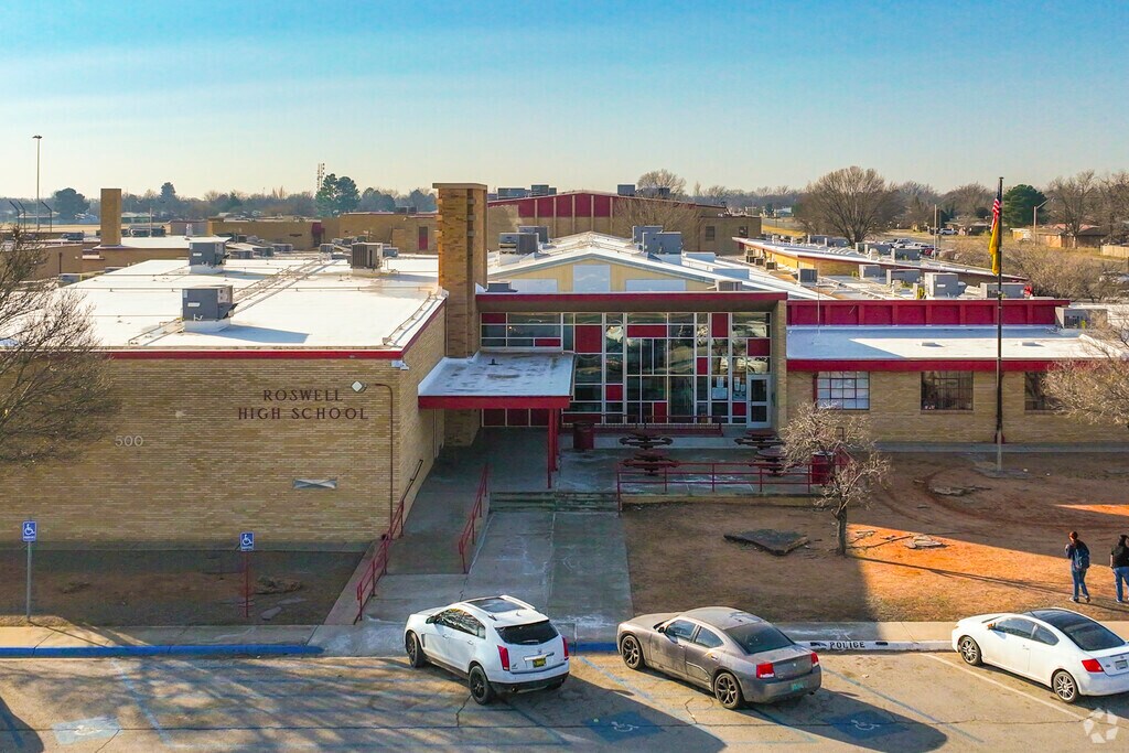 The entrance to Roswell High School.