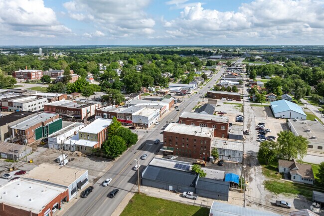 Most community stores and restaurants in Cameron sit on Walnut Street or Third Street, which intersect in the historic downtown.