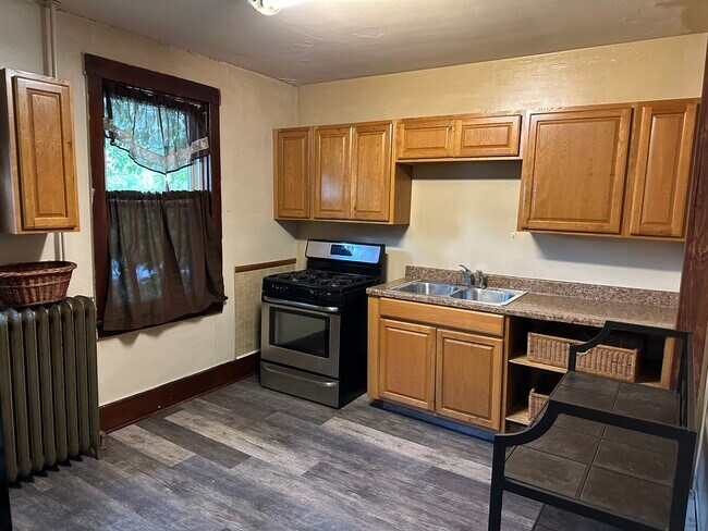 25 N Railroad St unit 2nd floor, Tamaqua, PA 18252 - photo 6