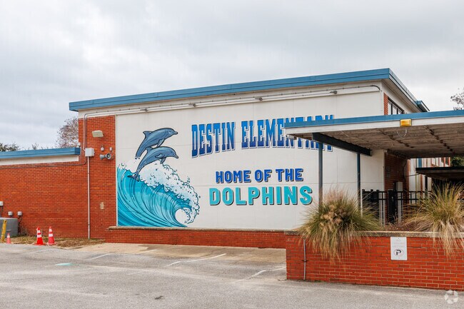 Destin Elementary School performs above average compared to public and charter schools in Florida with the same grade levels.