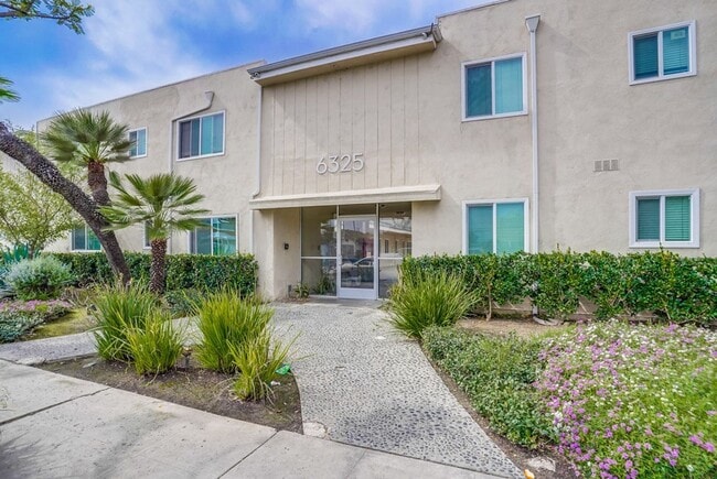 Pet Friendly Apartment Complex in South LA - Gated Parking, Laundry In-Units, Manager On-Site, Los Angeles, CA 90043 - photo 3