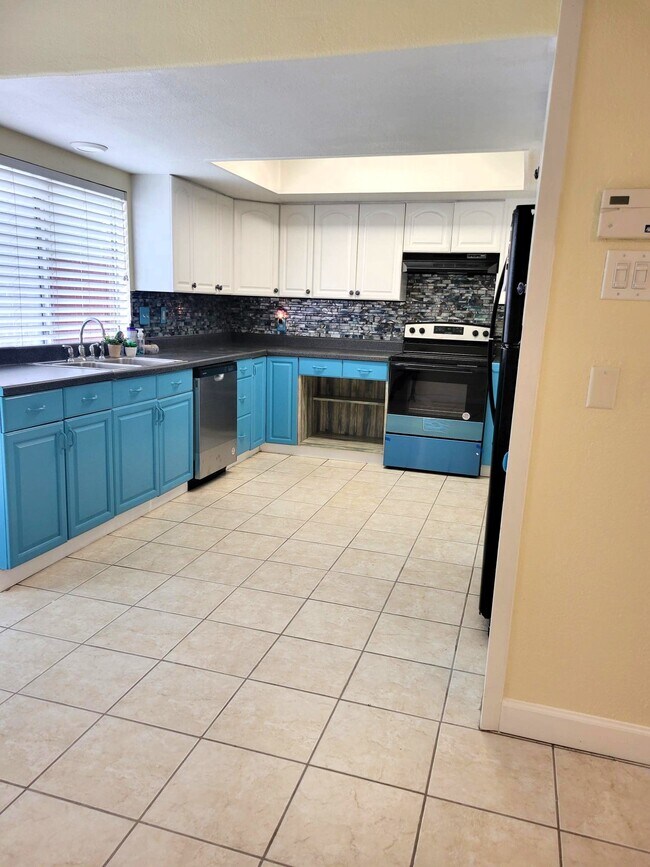 10813 Sandpiper Dr, Houston, TX 77096 - photo 7