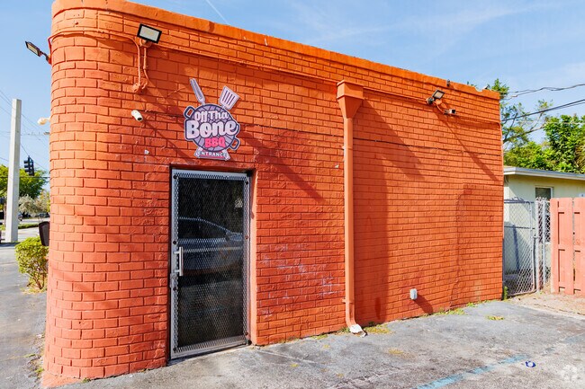 Off Tha Bone Bbq is well known for southern style cooking in Roosevelt Estates.