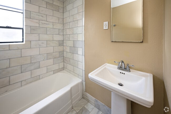 2BR, 1BA - 1,000SF - Primary Bathroom