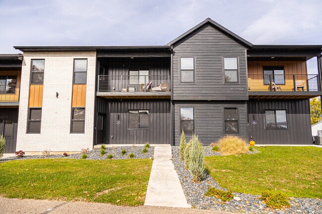 1152 N Hillcrest Pkwy unit 202, Altoona, WI 54720 - photo 2