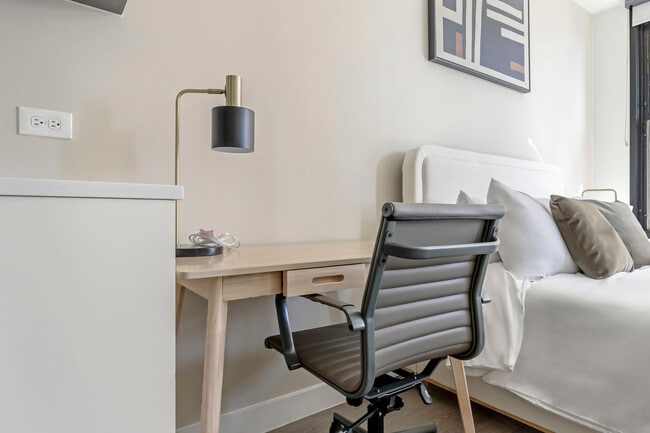 21 E Chestnut St unit FL23-ID1391, Chicago, IL 60611 - photo 2