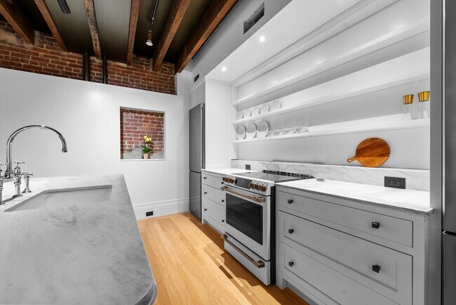 320 Tappan St unit 3, Brookline, MA 02445 - photo 6