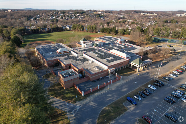 Roberto Clemente Middle School earns an A- rating from Niche.