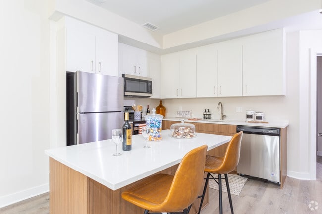 1 BR, 1 BA - 652 SF