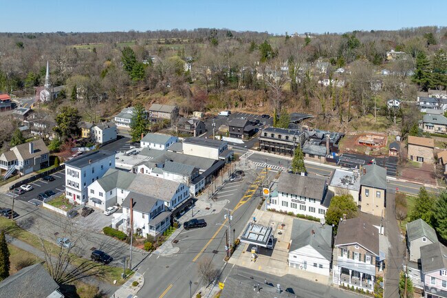 Stockton has a population of around 500 residents, fostering a close-knit community atmosphere.