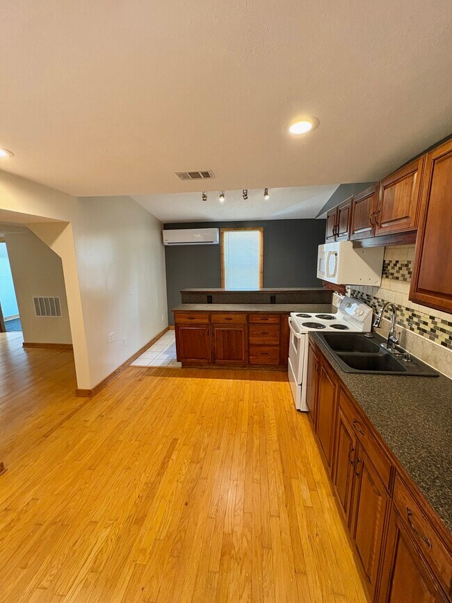 1060 3rd St NW Unit 2, Grand Rapids, MI 49504