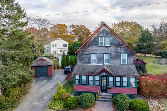 Contemporary colonial style homes offer traditional New England architecture with creativity.