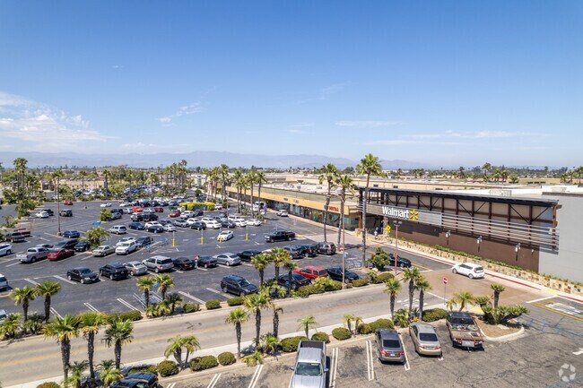 Centerpoint Mall is just minutes away in the nearby Kamala Park neighborhood.