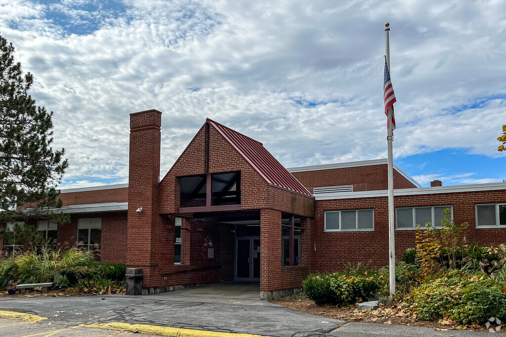 Hollis-Brookline Middle School is located in the Hollis neighborhood.