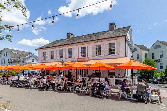 Head over to the Spotted Horse near Red Coat and enjoy fresh food with an elegant twist.