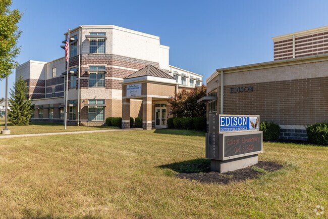 Edison Elementary School near Old Dayton has a student teacher ratio of 14 to 1.