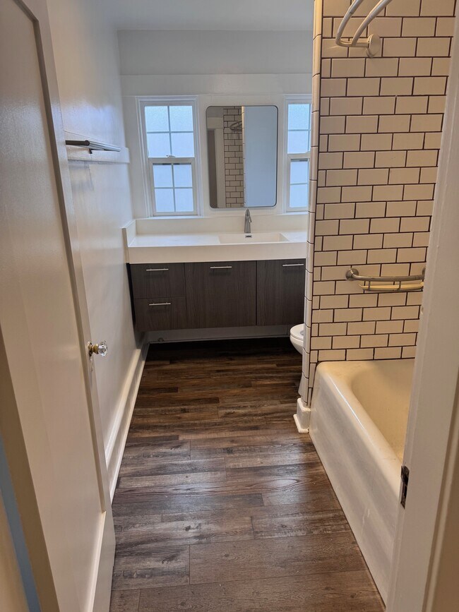 1261 1/2 S Plymouth Blvd unit 1261.5, Los Angeles, CA 90019 - photo 5