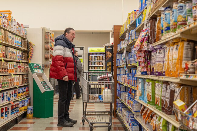 Residents are found frequently shopping around Market Basket.