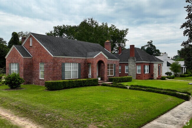 Brick homes in Marianna are durable and weather-resistant, ideal for Florida’s climate.