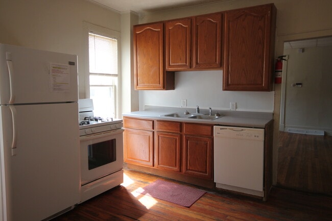 832 W Walnut St, Kalamazoo, MI 49007 - photo 3